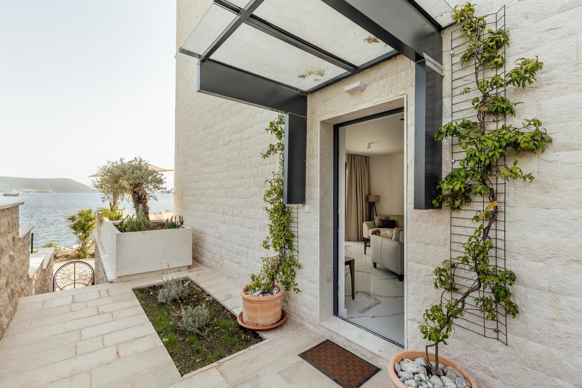 Savina Beachfront Oasis Herceg Novi Exterior foto