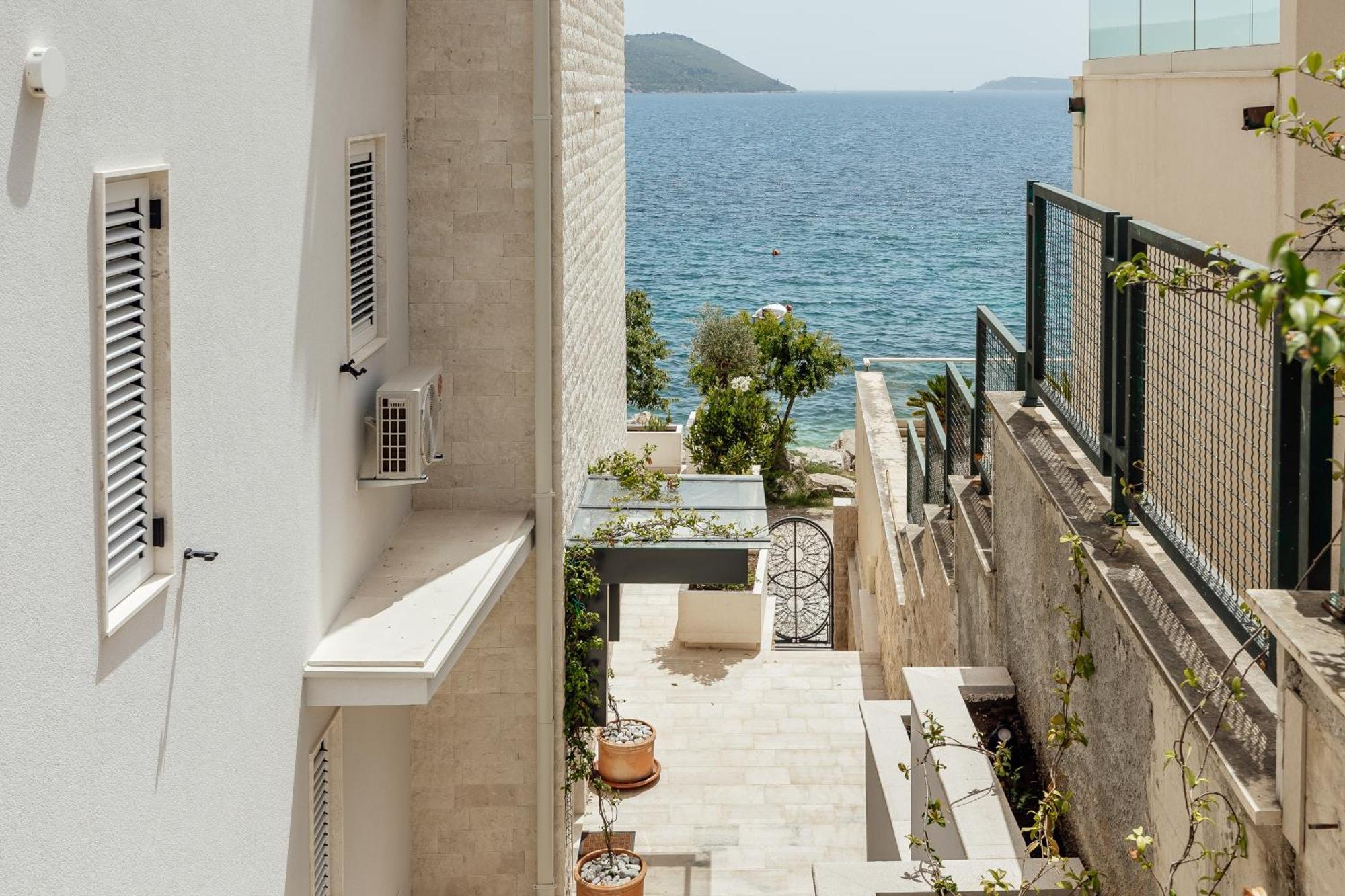 Savina Beachfront Oasis Herceg Novi Exterior foto